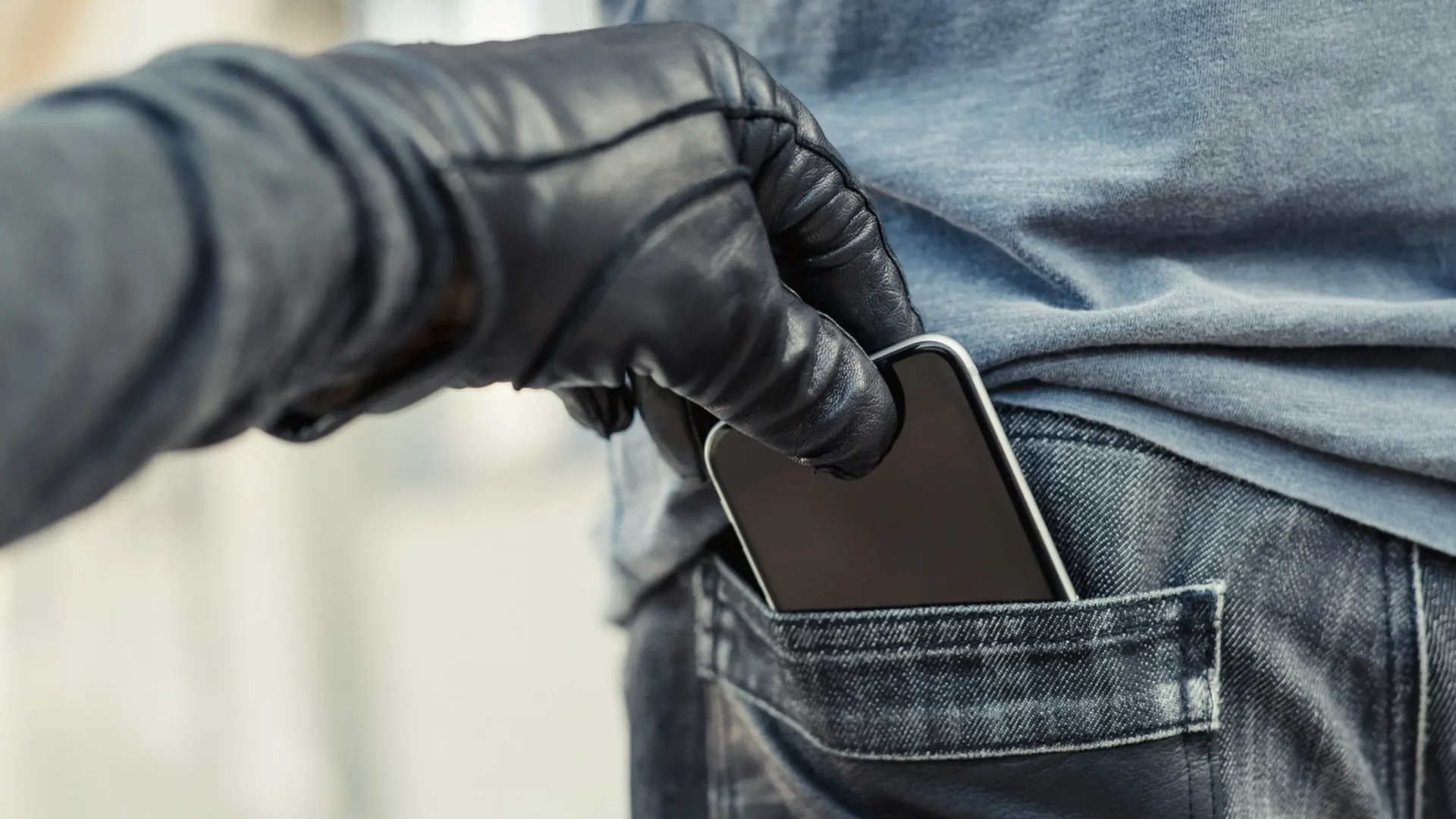 Rio Fights Cell Phone Theft With New App and Police Action