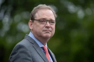 Trump’s Top Economic Advisor Emerges as Frontrunner to Lead U.S. Fed