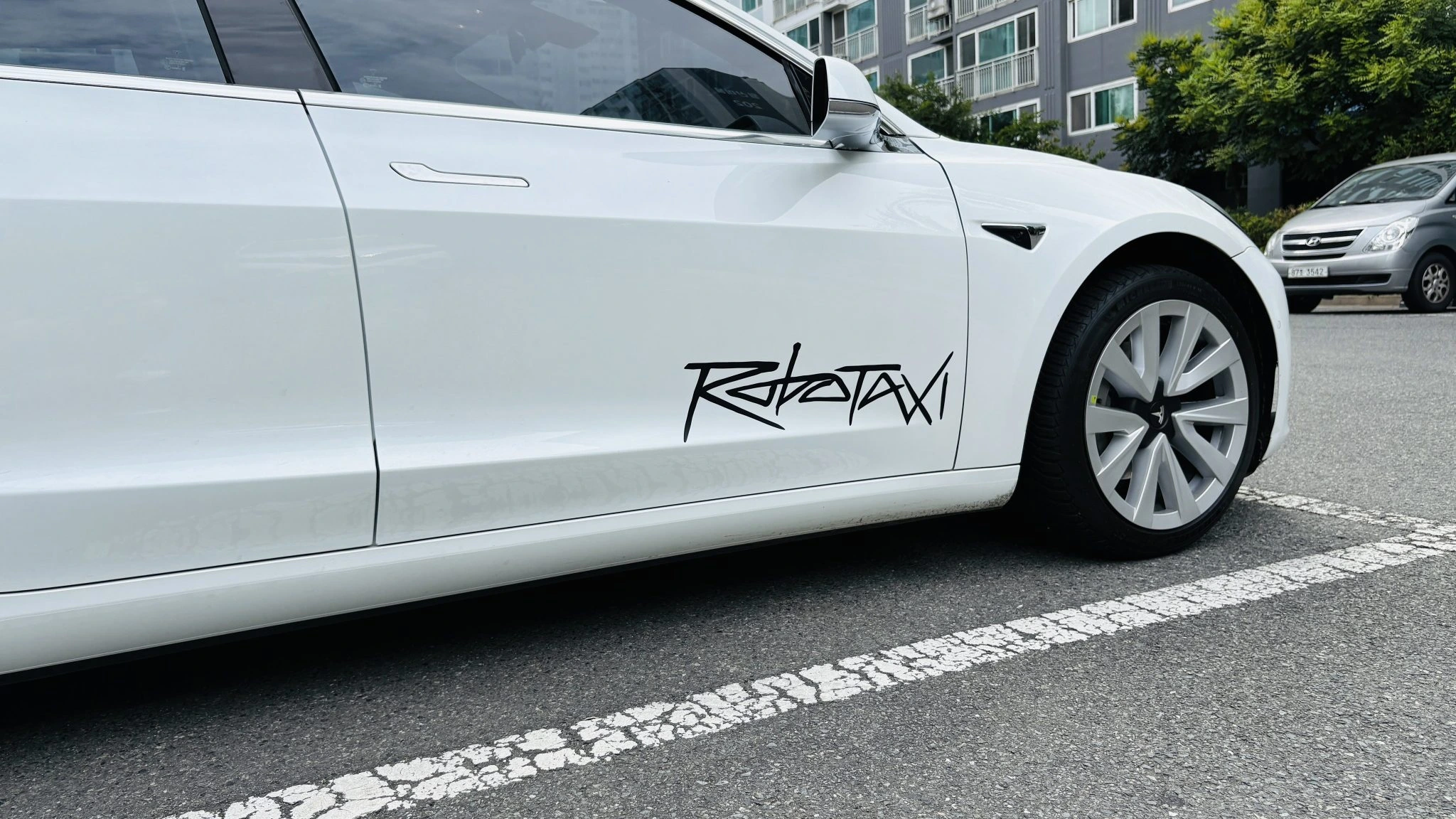 Tesla Pushes for Driverless Taxi Approval in Arizona and California