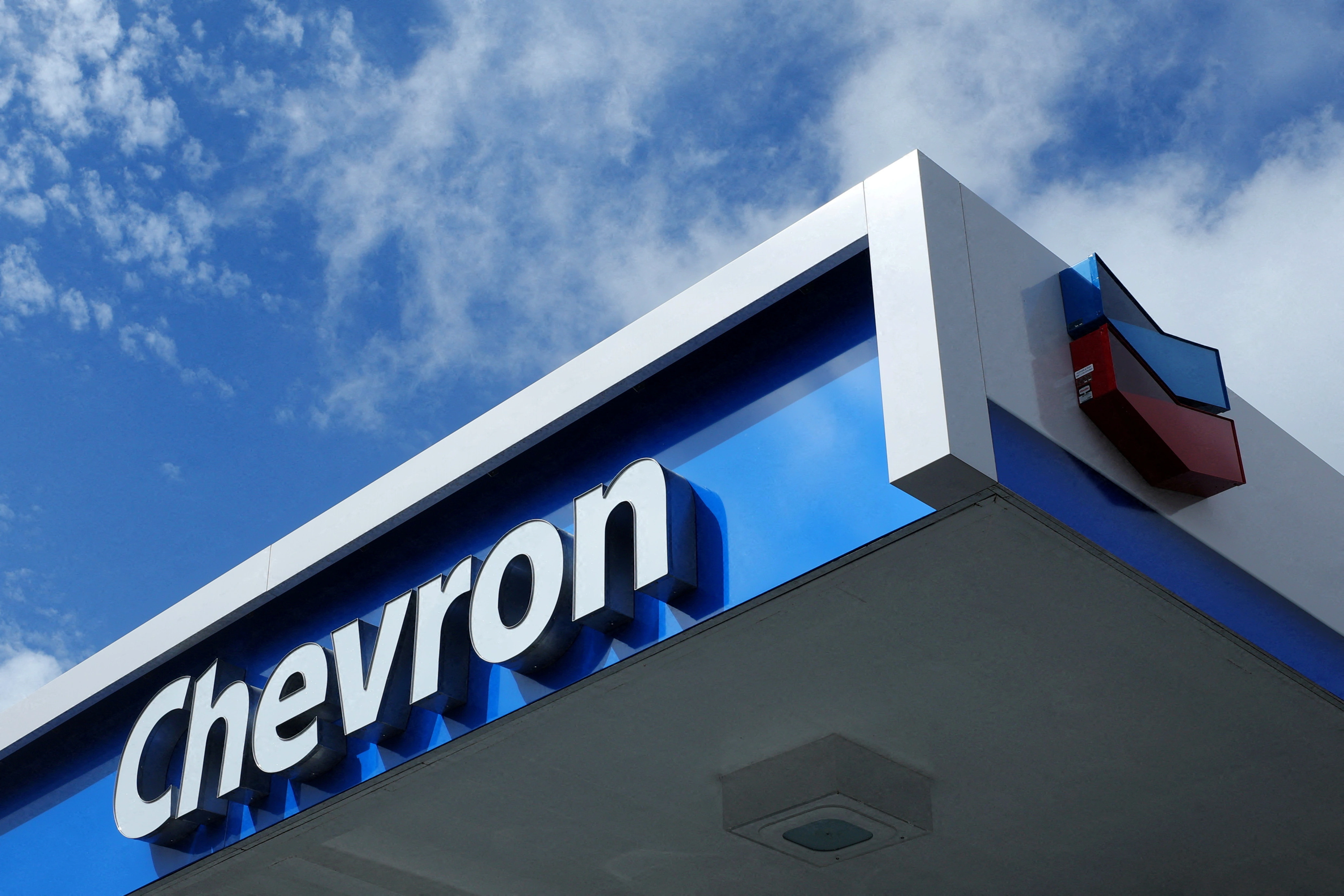Chevron to Give Oil, Not Cash, to Venezuela Under Tight U.S. Controls