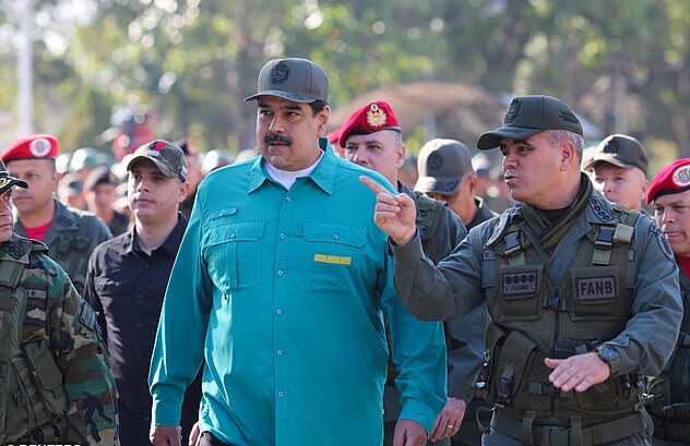 9055852-6638191-Venezuela_s_President_Nicolas_Maduro_centre_speaks_to_the_countr-a-1_1548640658697