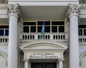 Argentina Shifts Financial Risk to Banks as Political Crisis Deepens