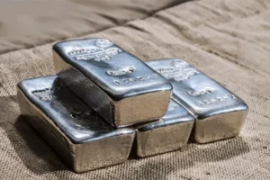 Silver’s Sharp Drop Signals Market Anxiety Amid Global Uncertainty