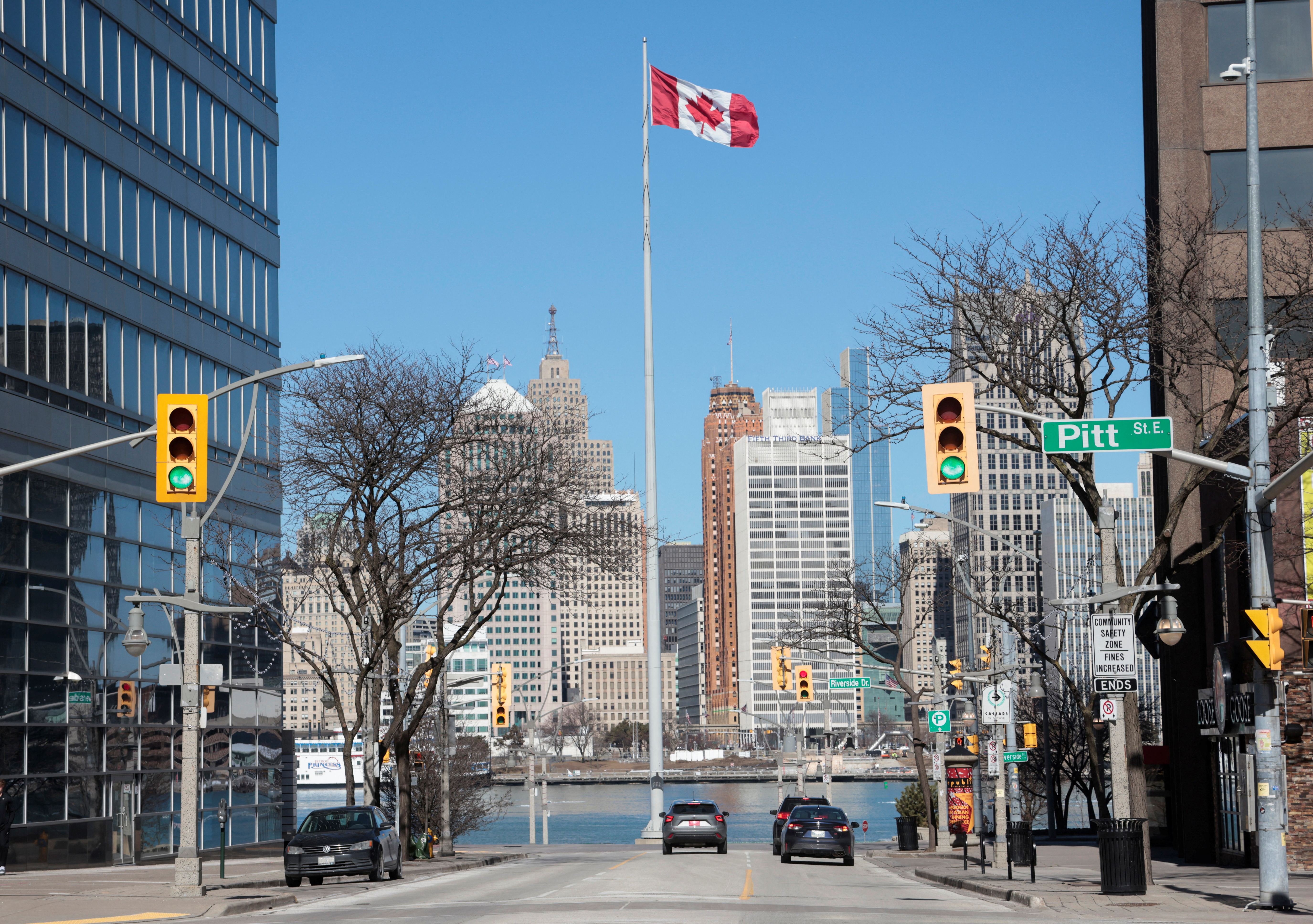 Canada Slips Into Contraction as U.S. Powers Ahead