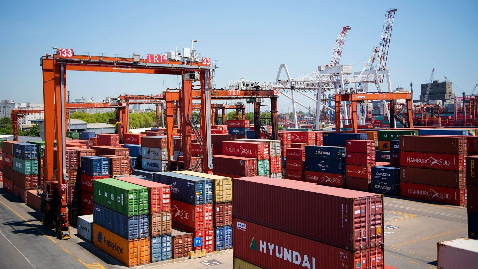 Argentina’s Trade Gap Widens as Imports Race Ahead of Exports