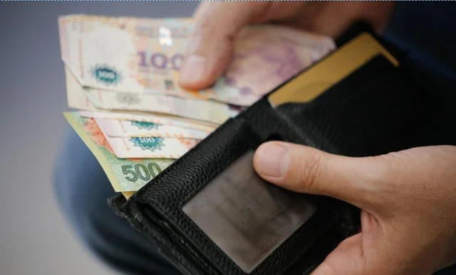 Pay Rises Outpace Inflation for First Time in Years in Argentina