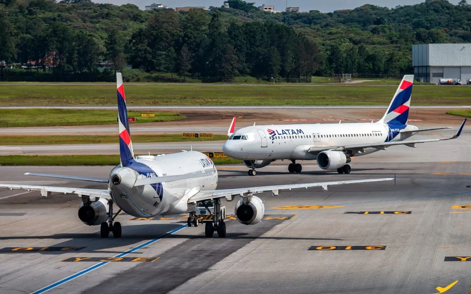 LATAM-Brasil-Airbus-A320-Guarulhos-scaled