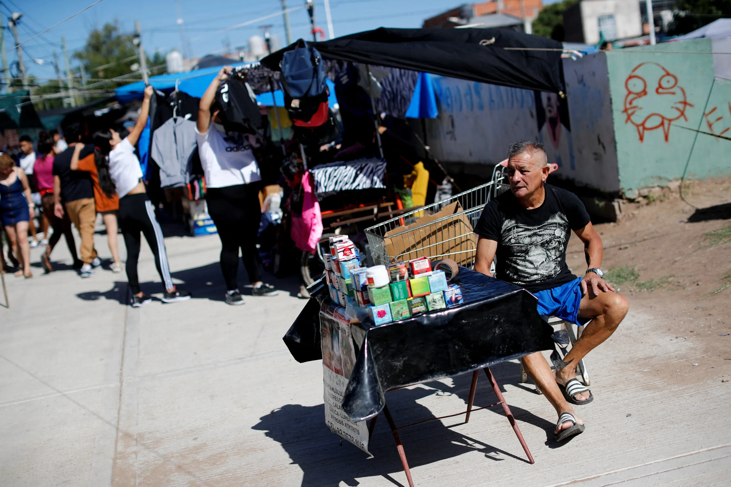 2023-03-30T111107Z_1_LYNXMPEJ2T0FT_RTROPTP_4_ARGENTINA-POVERTY-scaled-1