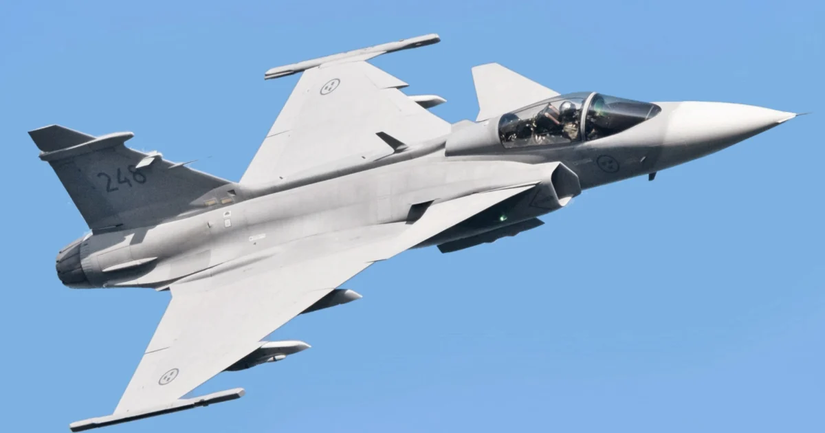 Saab_JAS_39_Gripen_at_Kaivopuisto_Air_Show,_June_2017_(altered)_copy