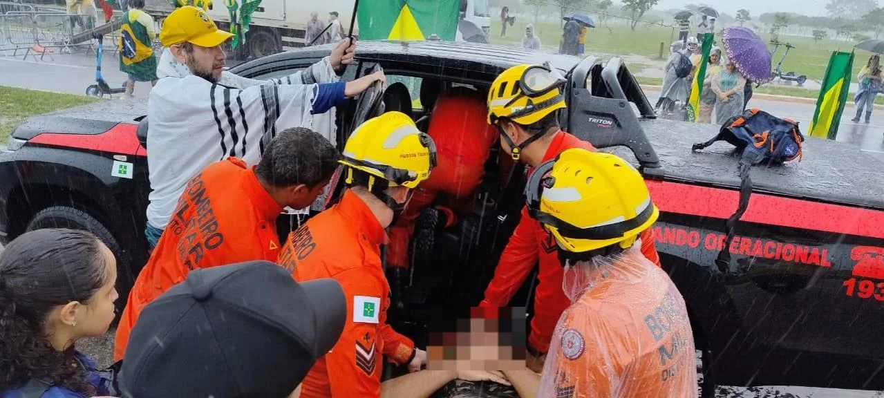 lightning-strikes-pro-bolsonaro-rally-in-brasília-injuring-v0-z3lfNRi7PK9y4nHsKVAVhdg-ucFngEszj2rpqI_iXs4
