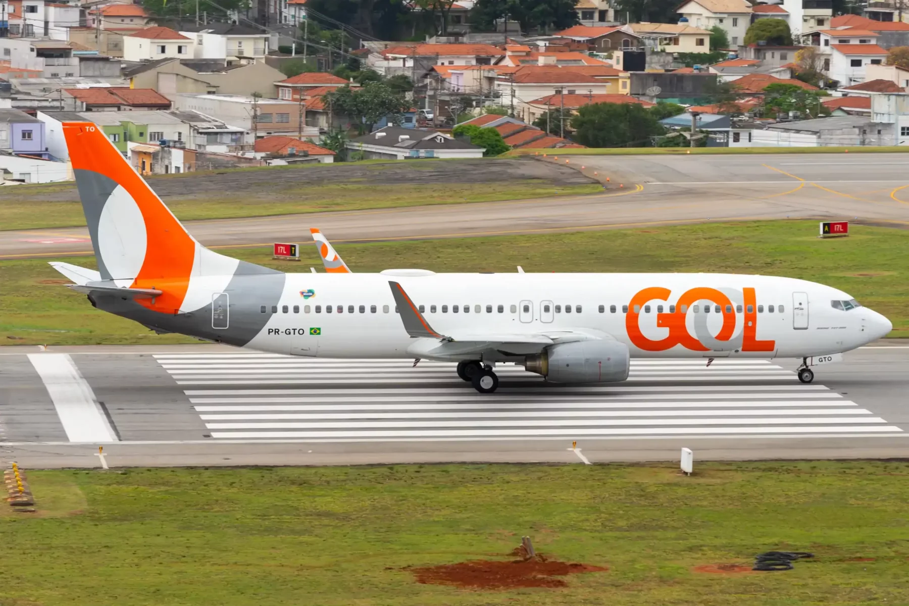 gol-airlines-linhas-a-reas-boeing-737-800-over-the-runway-threshold-of-congonhas-cgh-sbsp-domestic-airport-aircraft-registered-as-pr-gto-thiago-b-trevisan-1-scaled-1