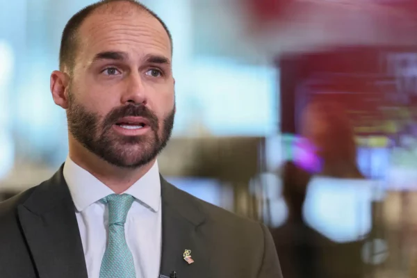 Eduardo Bolsonaro Defends Vorcaro Film Deal in Public Interview