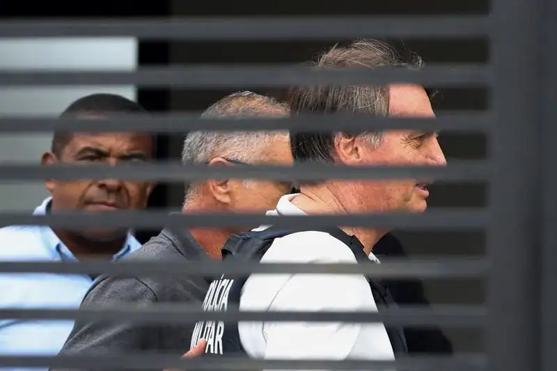 Bolsonaro Hospitalized for Three-Hour Shoulder Surgery in Brasília