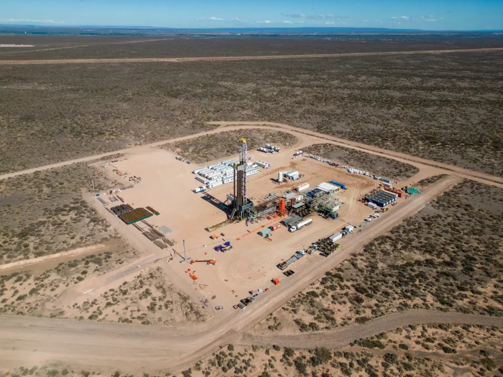 Aerial view of an oil drilling rig in a desert
