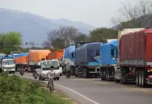 Bolivia Hit With 64 Road Blockades as Peasants Add Indefinite Cut