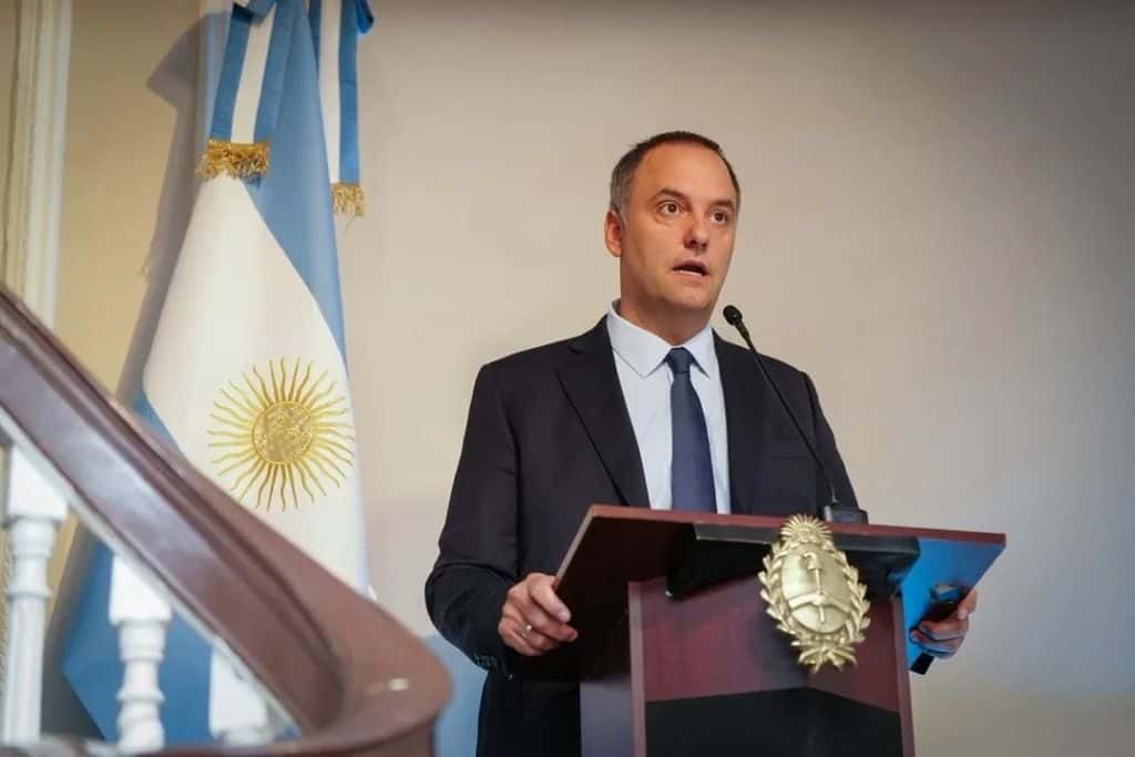 Argentina Cabinet Chief Adorni Probed Over Hidden Crypto Trades