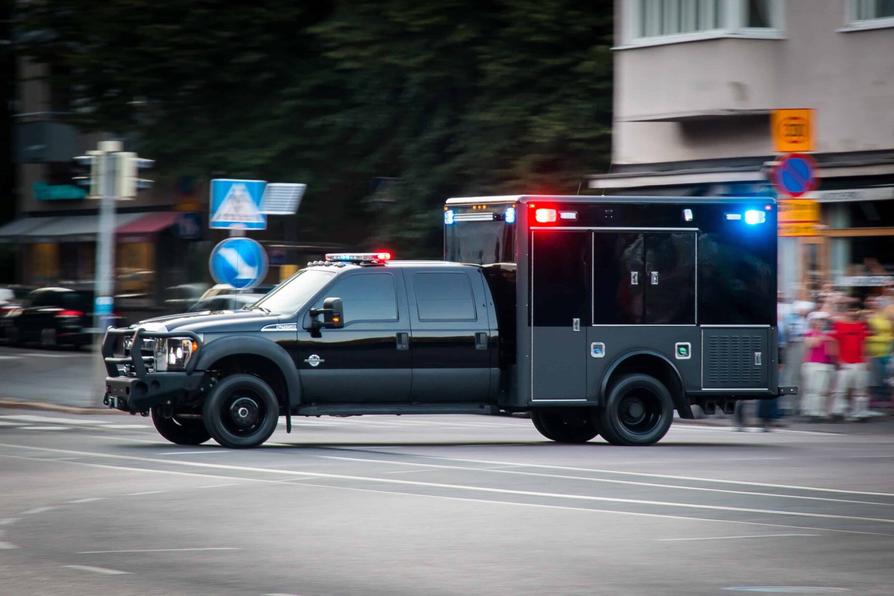 kostiolavi-police-3779292