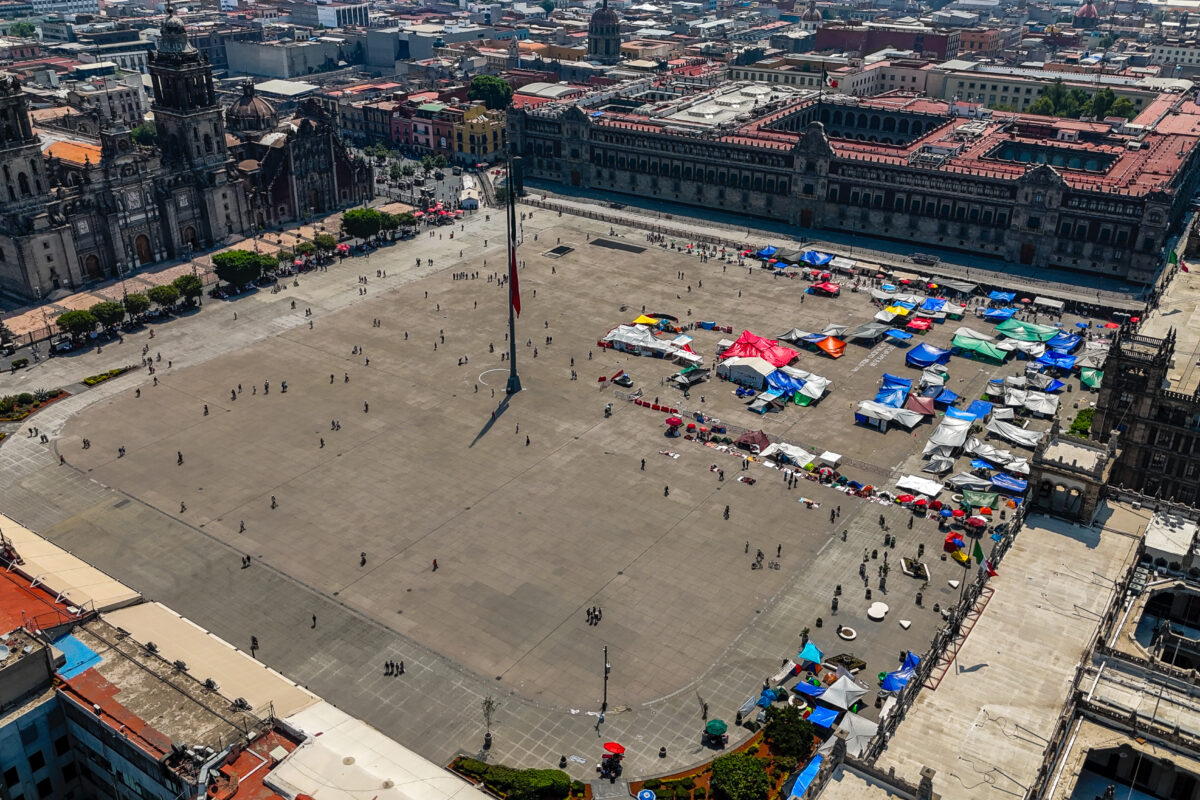 Zócalo, Mexico City — institutional setting for the Mexico tax revenue decline reported by SAT