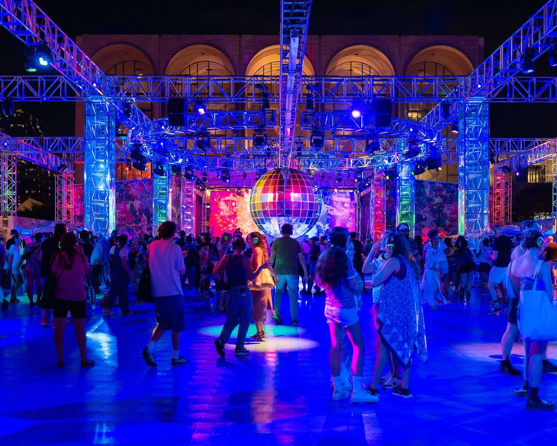 Copacabana beachfront at night — the setting for Baile do Síndico at Blue Note Rio in the Rio de Janeiro Nightlife Guide for June 5, 2026.