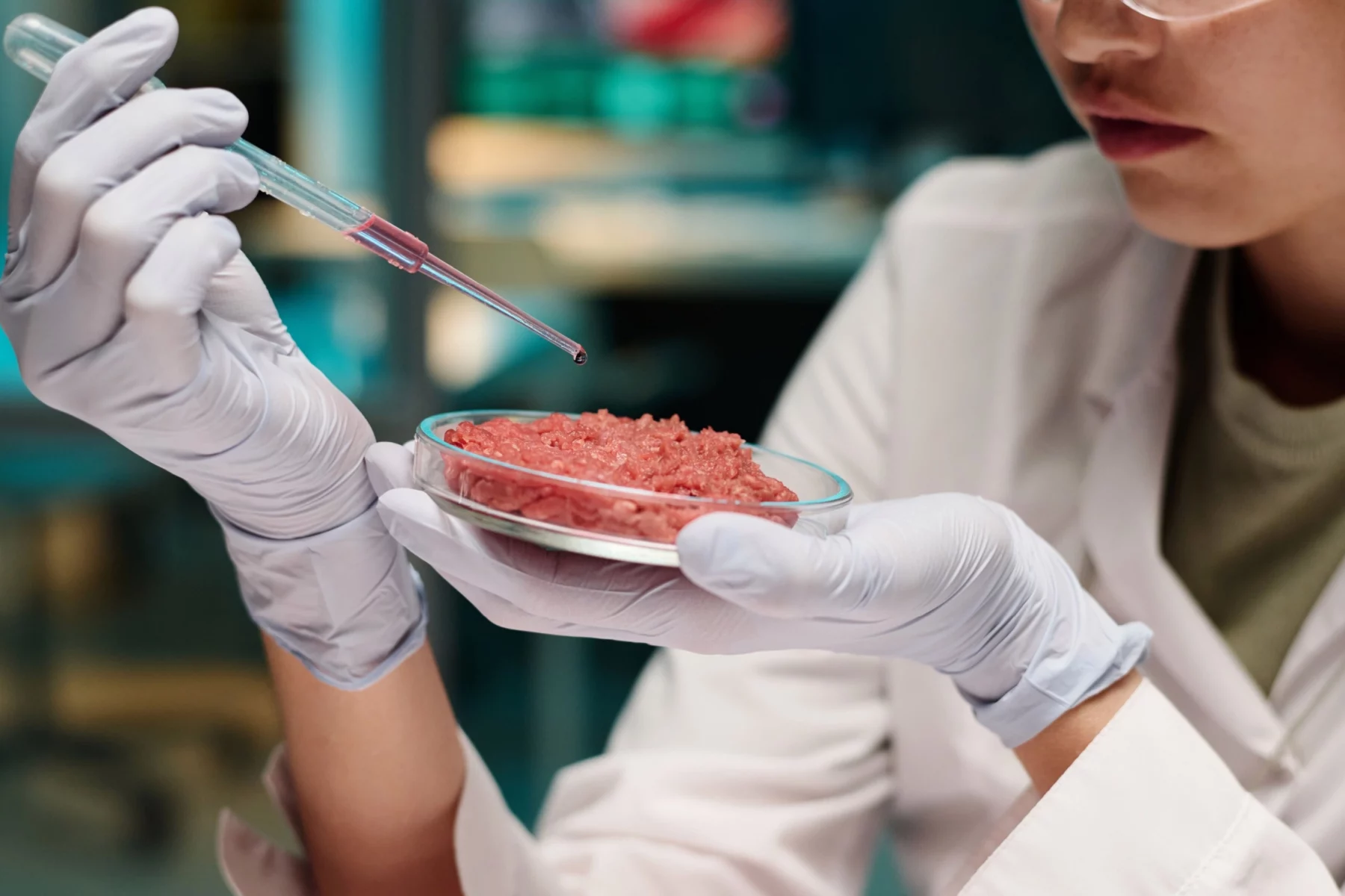 Lab-grown-beef-tissue-resembles-natural-muscle-both-molecularly