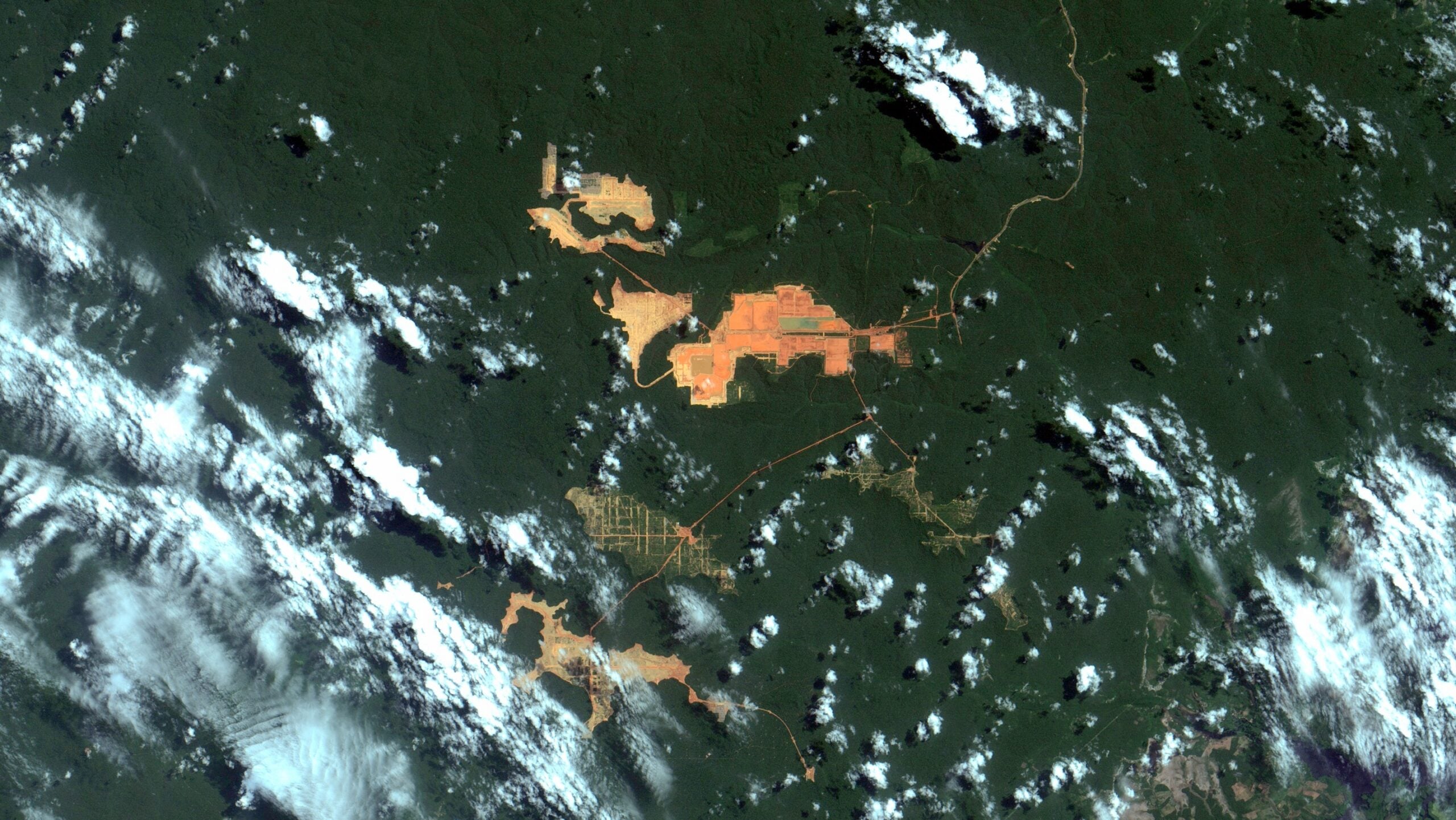 Para mining investment — Mineração Rio do Norte bauxite mine in a Pará national forest