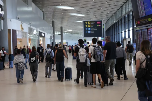 airport_terminal_travelers_website_optimized