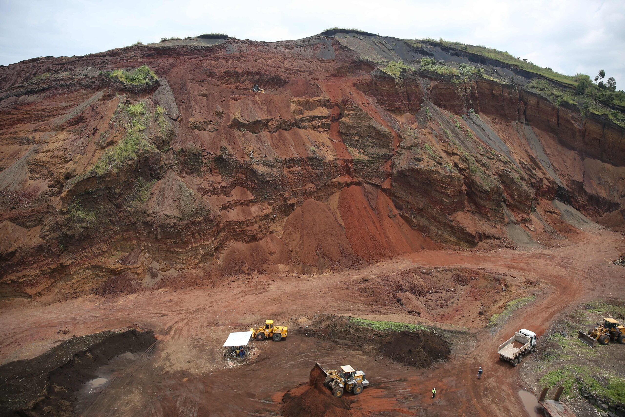 Rwanda Launders Congo’s Conflict Coltan Into Global Tech, Probe Finds