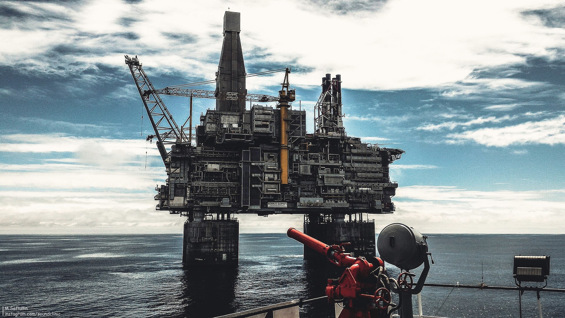 Offshore oil platform