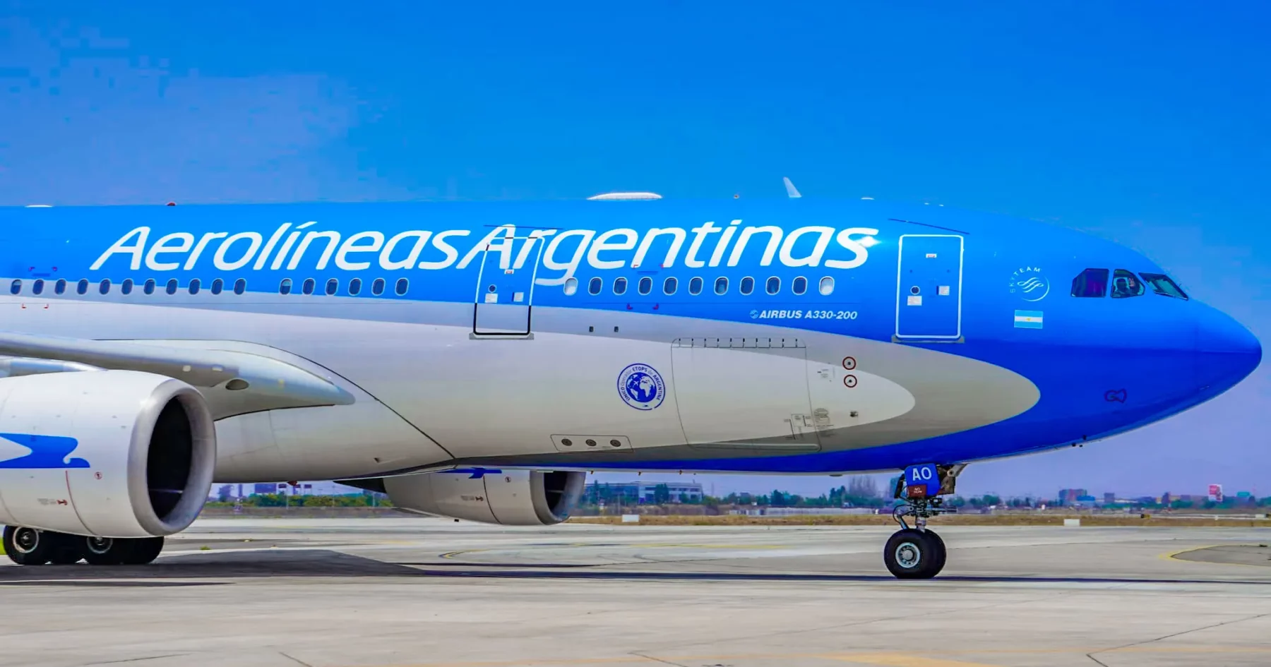 Aer-Aerolineas-Argentinas-A330-200-front-taxi-in-SCL-RDP