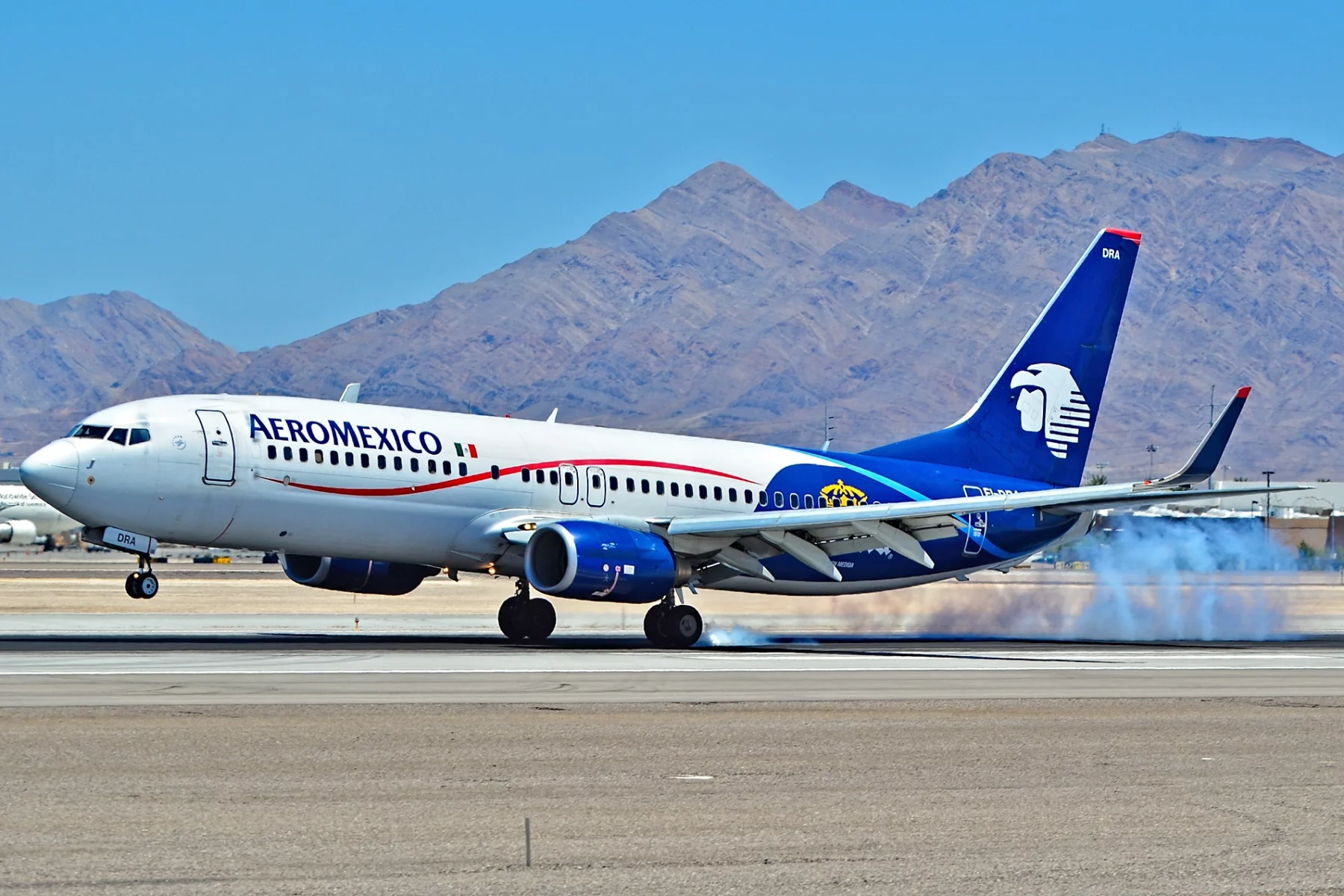 EI-DRA_AeroMexico_Boeing_737-852_(cn_35114-2037)_(14853561547)