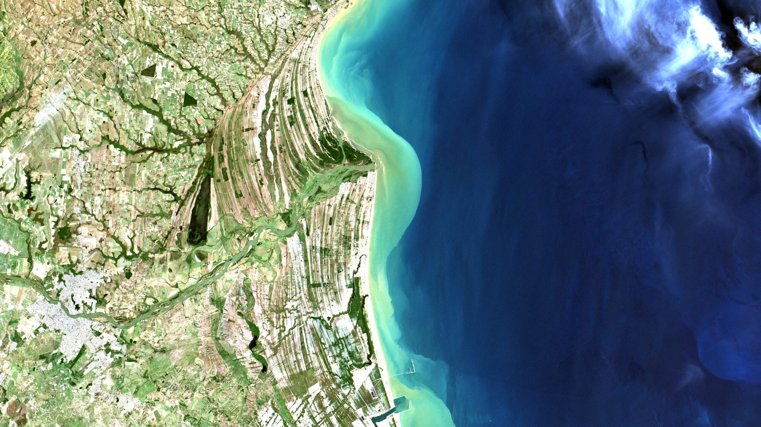 Atafona Brazil — the mouth of the Paraíba do Sul river at Atafona