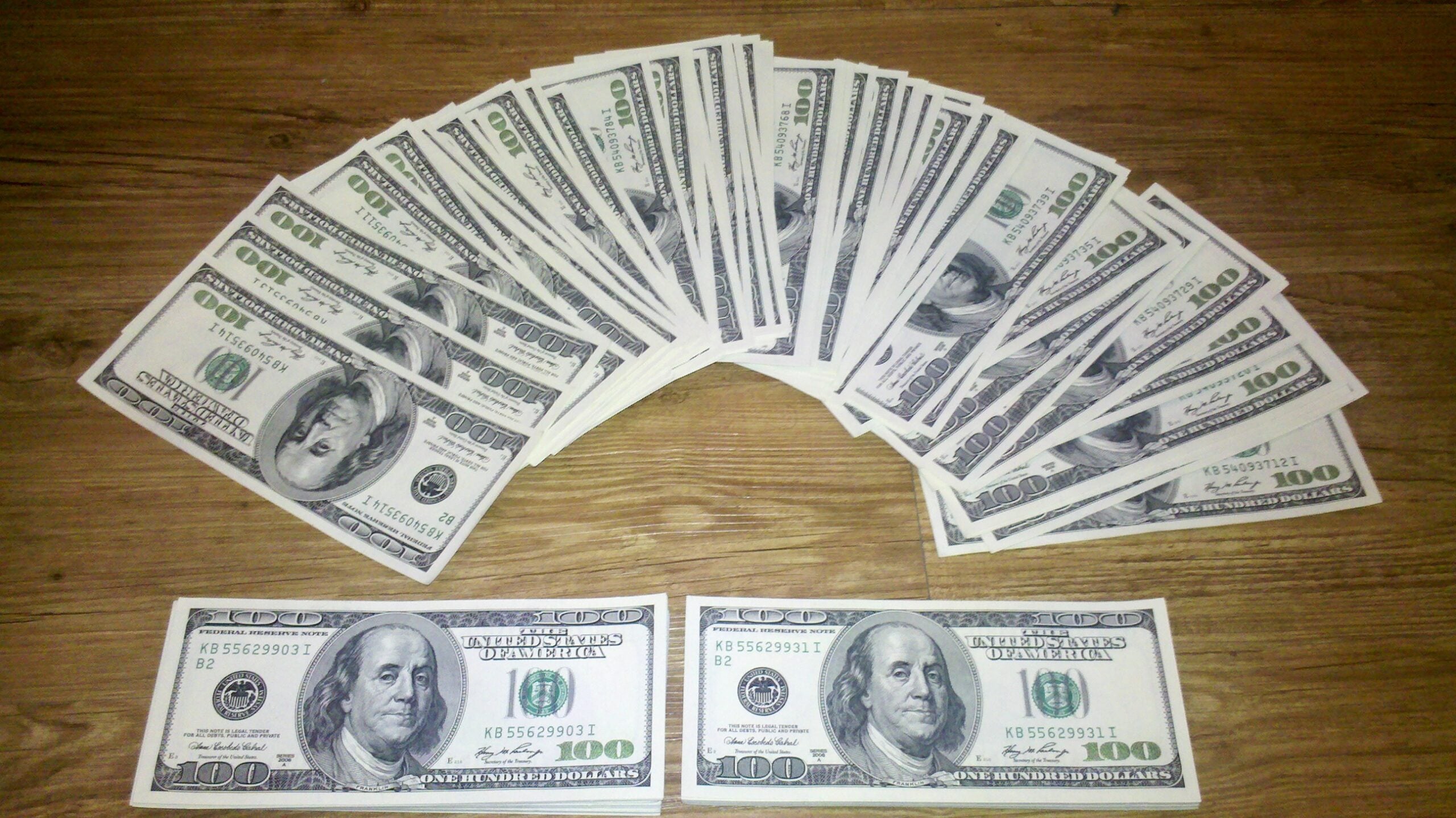 A fan of US one-hundred-dollar bills