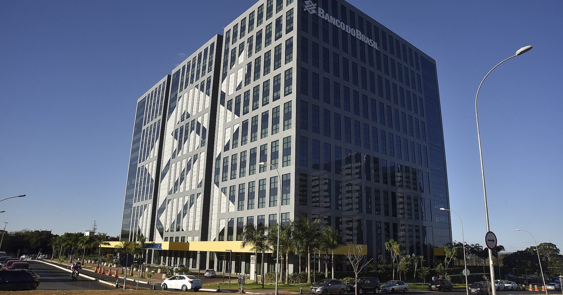 Banco do Brasil headquarters in Brasilia, Banco do Brasil profit