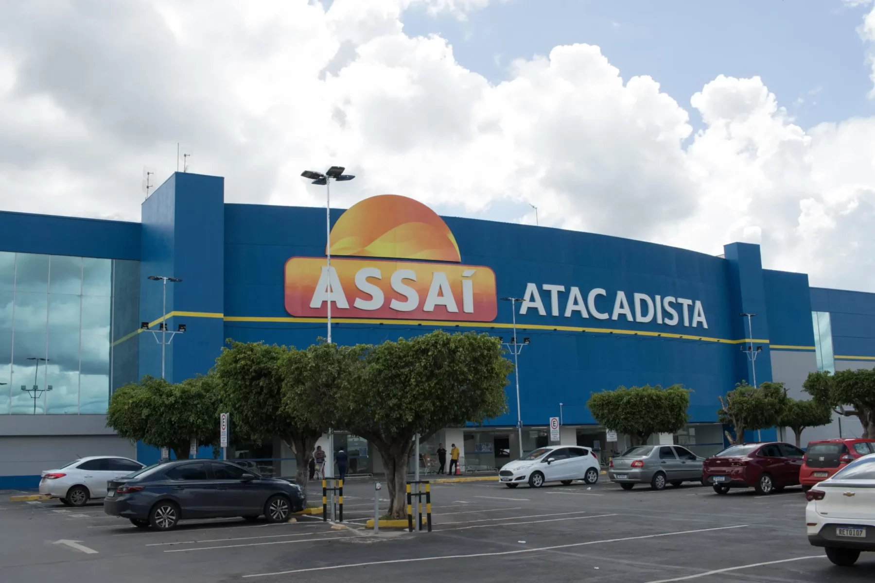 brasilia-brazil-df-march-16-2023-the-newly-opened-assai-wholesale-food-discount-supermarket-in-north-brasilia-free-photo-scaled-1