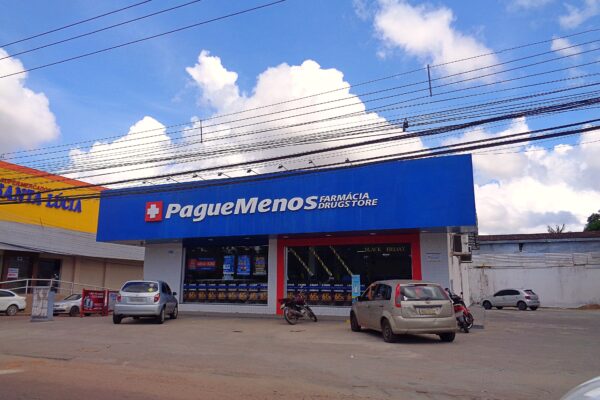 A Pague Menos pharmacy storefront in Brazil