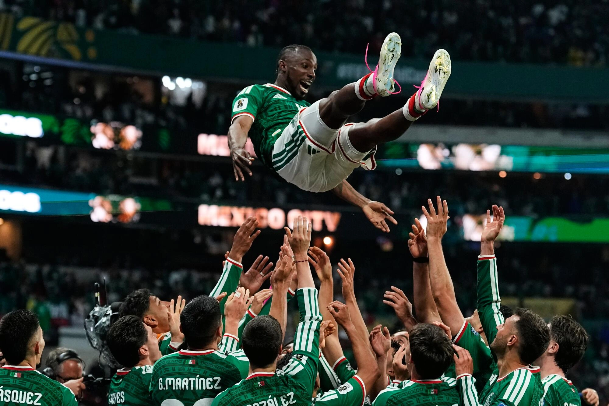 Mexico players celebrate their Round of 32 win over Ecuador at the Estadio Azteca