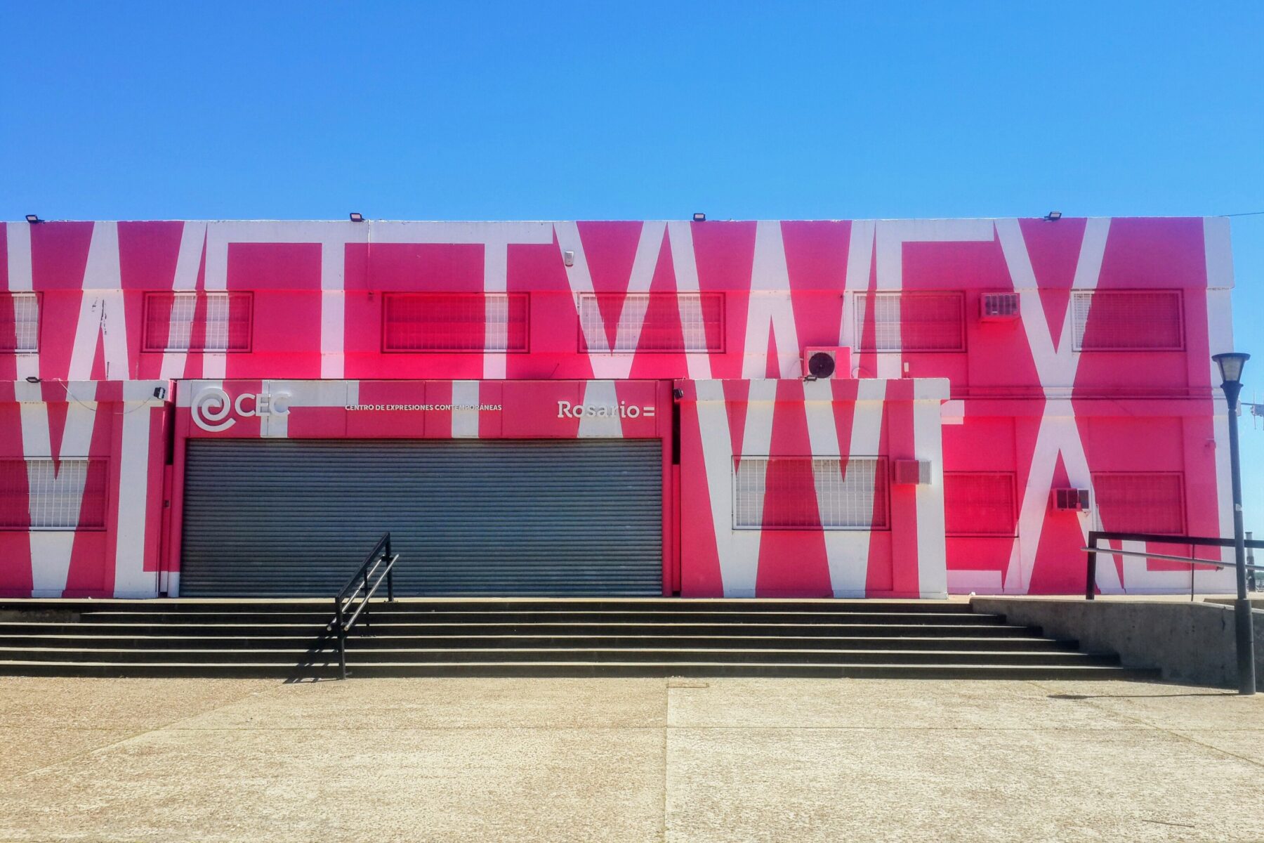 Centro de Expresiones Contemporaneas with its pink mural facade in Rosario