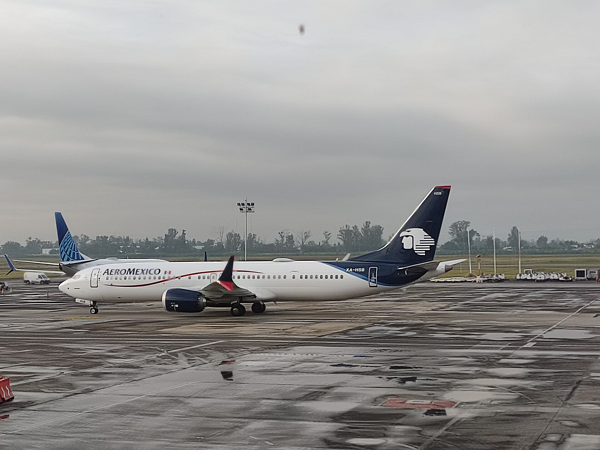 Mexican airport operator GAP and beverage giant FEMSA drag down bolsa after mixed second-quarter results