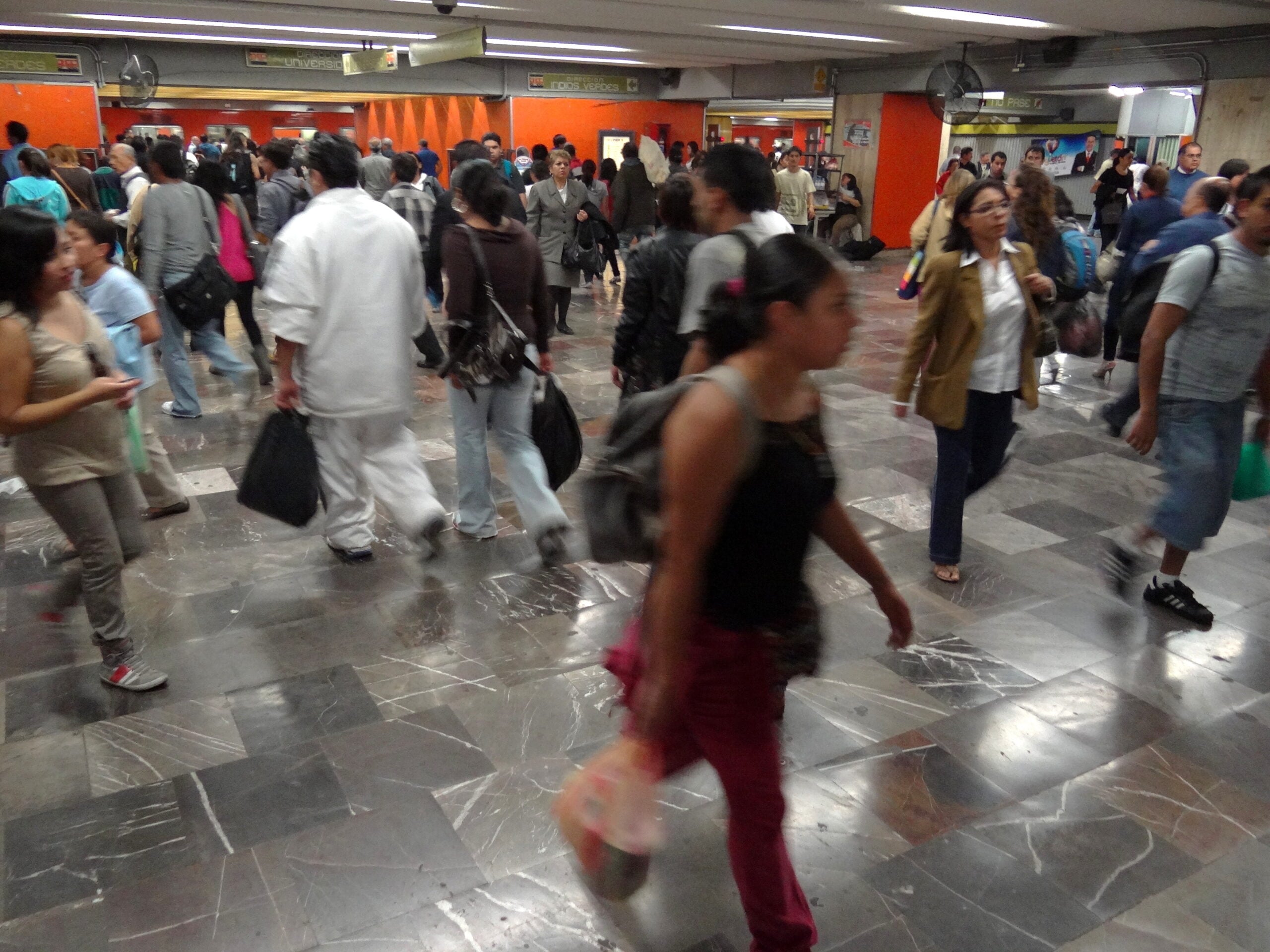 Commuters in a Mexico City metro concourse, illustrating the Buenavista terminal expansion