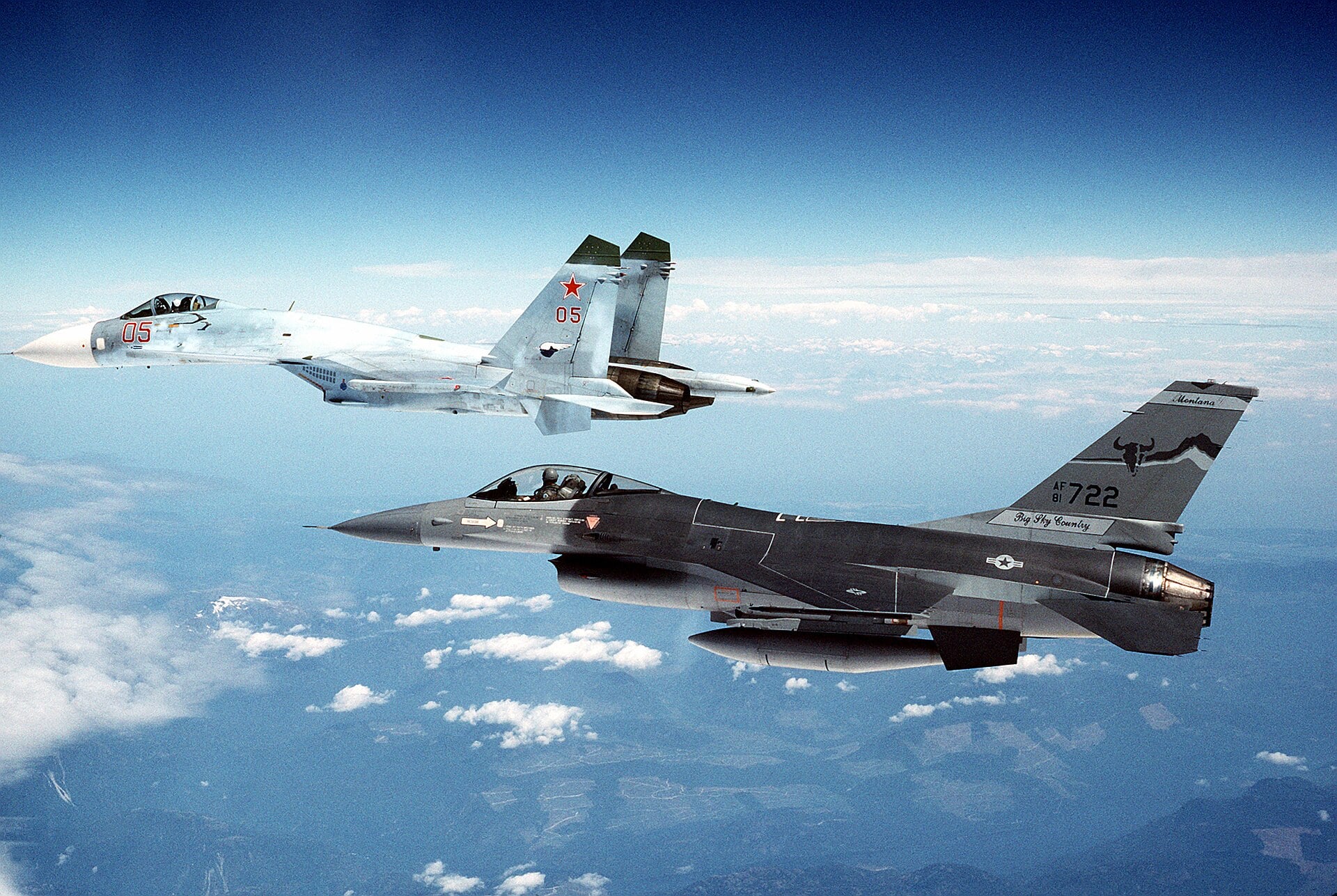Peru F-16 industrial package — a US Air Force F-16 flies alongside a Soviet-designed Su-27 during an exercise