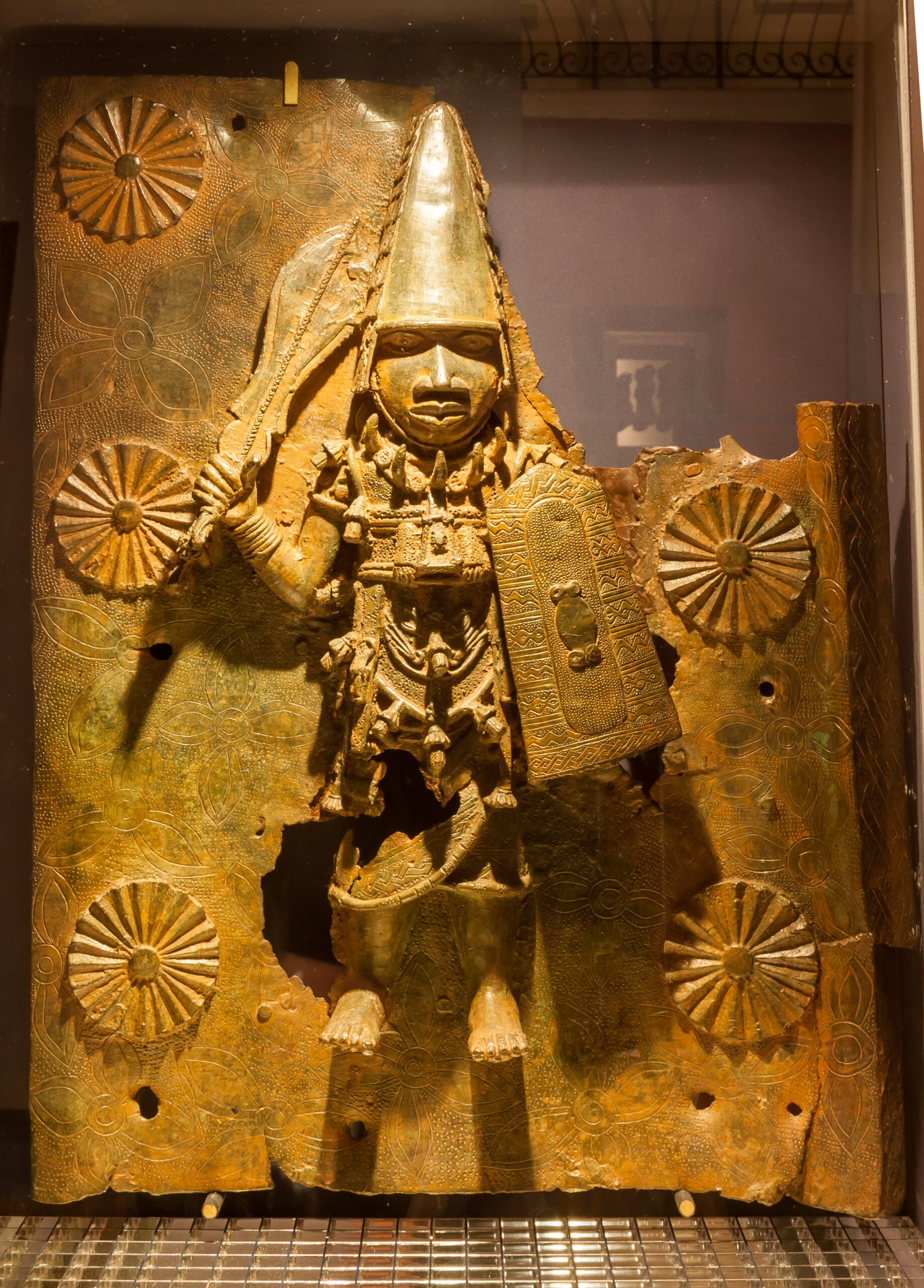 looted African art, with Benin bronzes on museum display