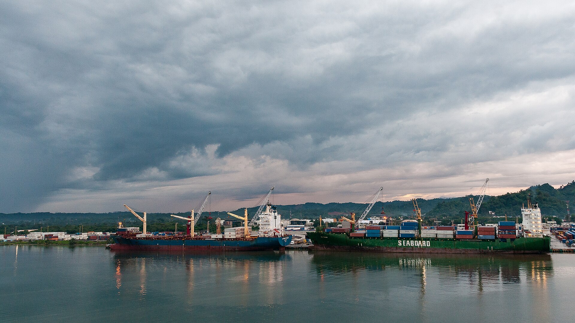 Ships docked at Santo Tomas de Castilla port, Central American trade