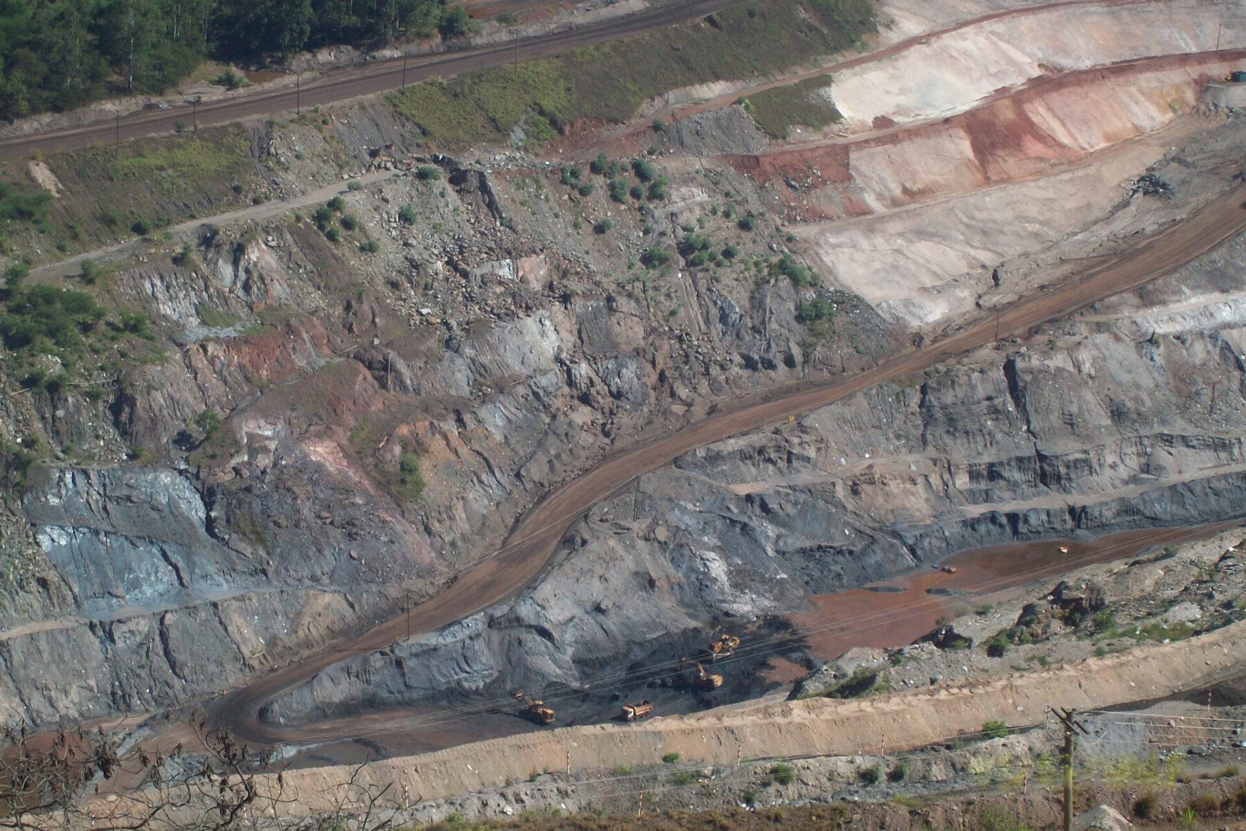 Vale iron ore mine in Minas Gerais, Congonhas mining dust