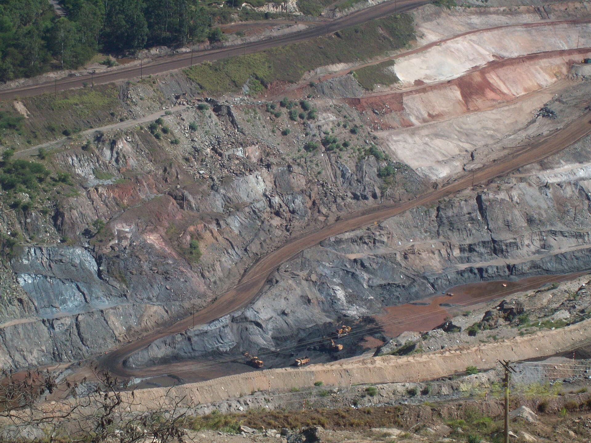 Vale iron ore mine in Minas Gerais, Congonhas mining dust