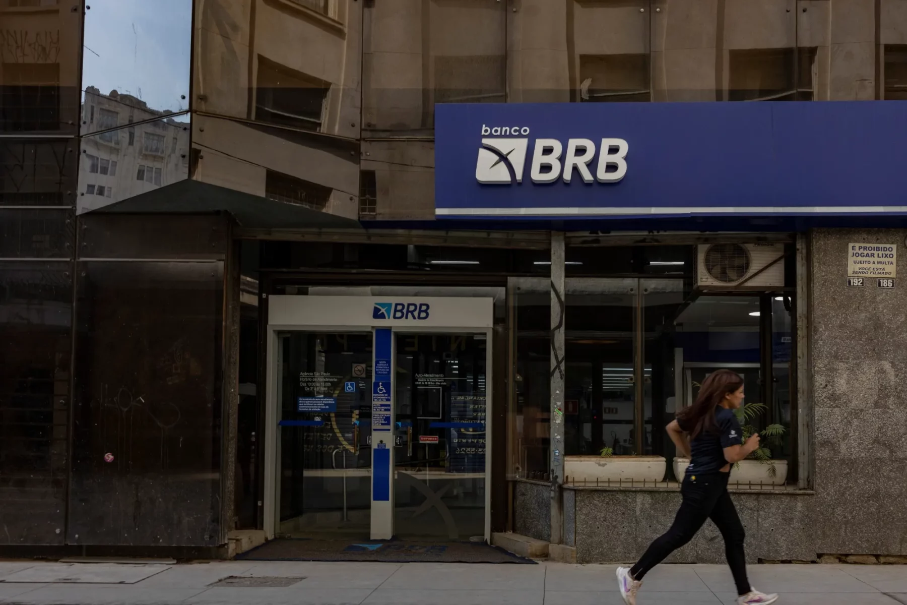 A closed bank branch on a Brazilian street, one of thousands shut since 2015