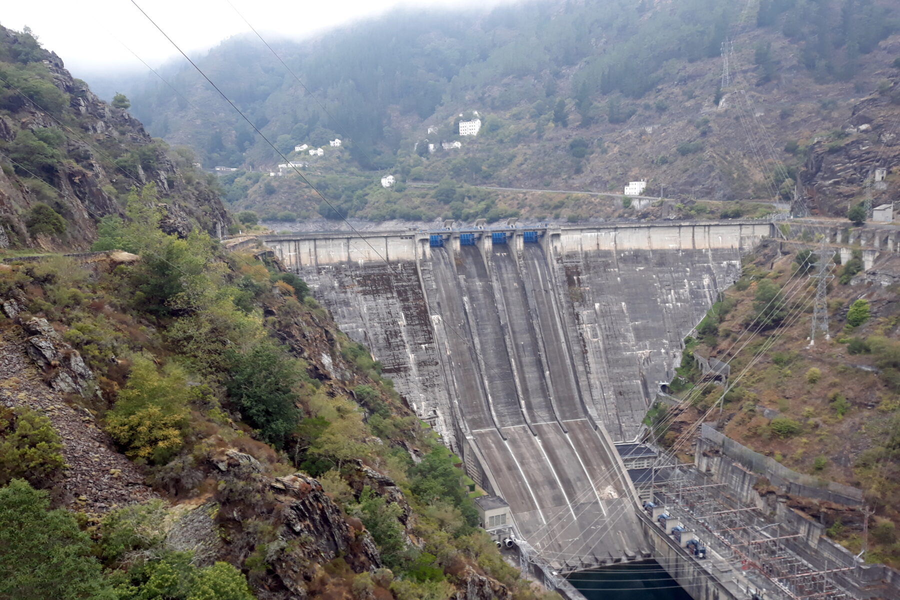 High-voltage transmission lines in Colombia, the sector facing energy price-fixing charges