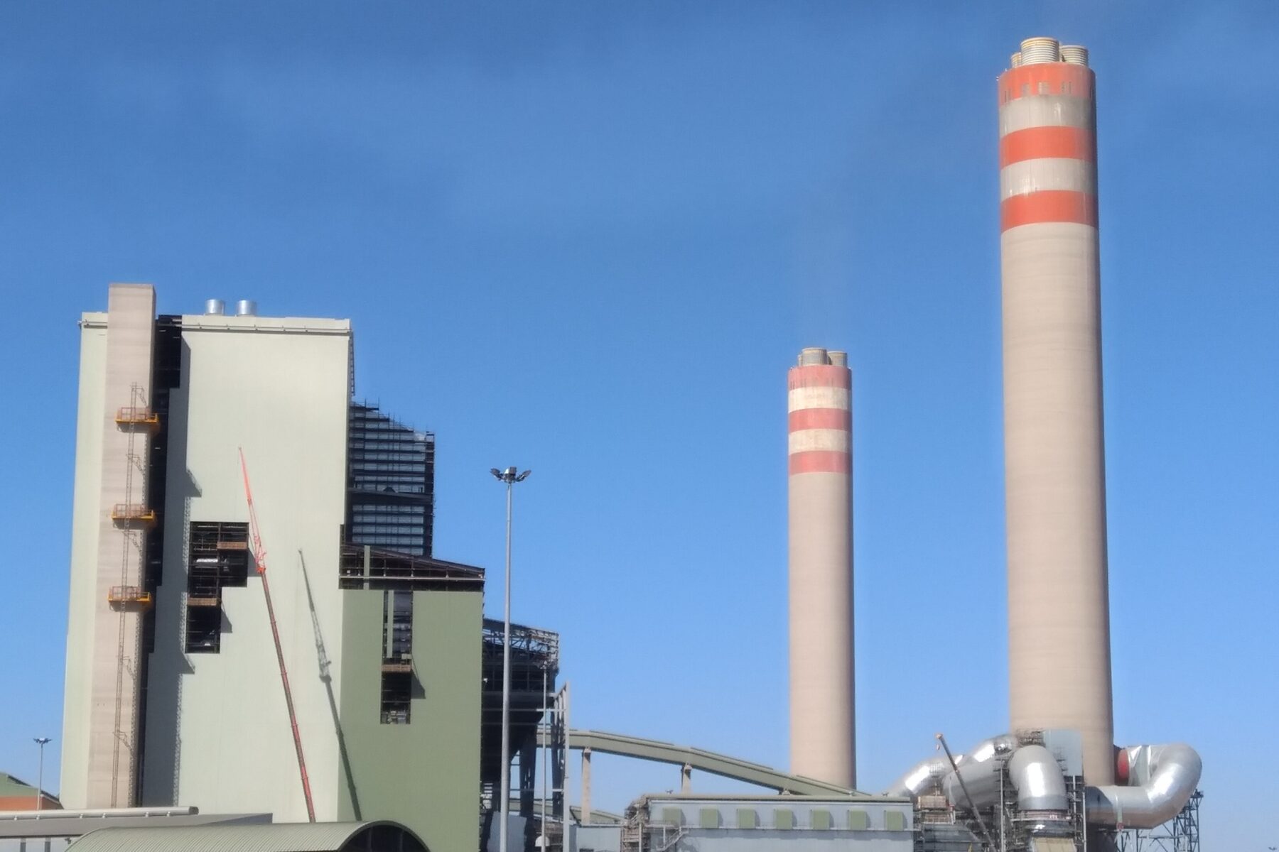 Northern view of Medupi power station, Limpopo (Caracal Rooikat, CC BY-SA 4.0, via Wikimedia Commons)