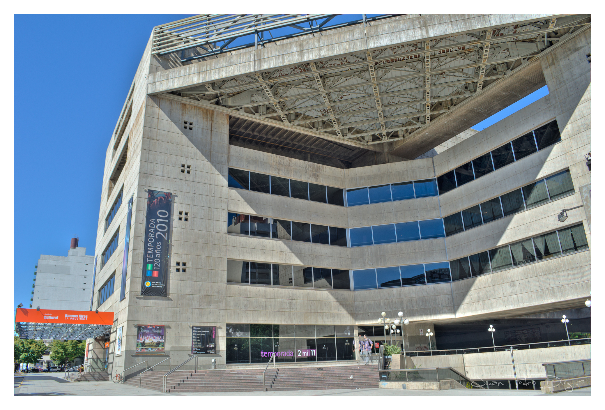 The modernist concrete facade of the Teatro Argentino de La Plata, which stages six free performances of Mozart's The Magic Flute in August 2026