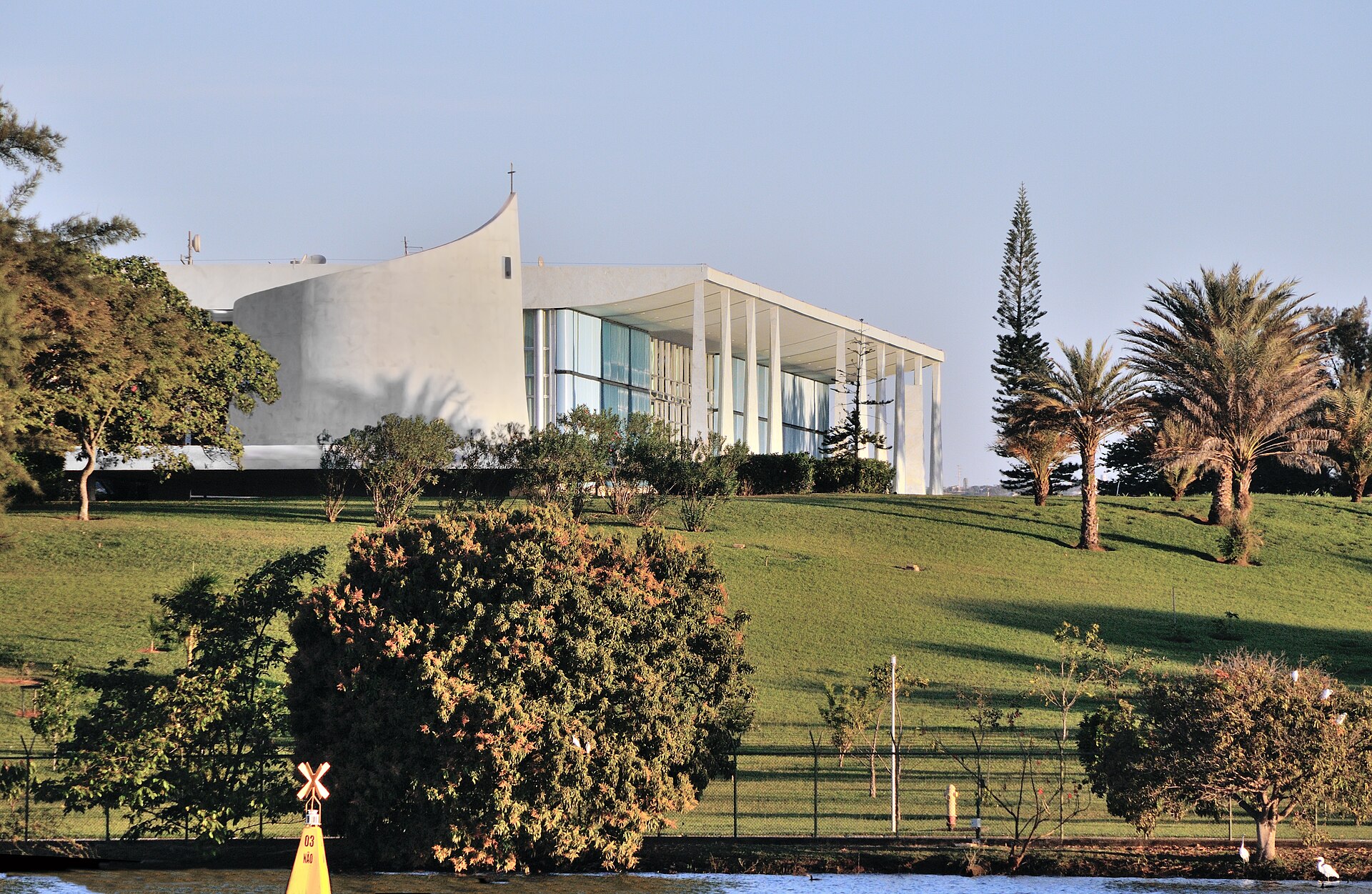 Lula Alvorada dinner &mdash; the Pal&aacute;cio da Alvorada, the presidential residence in Bras&iacute;lia, seen from Lake Parano&aacute;