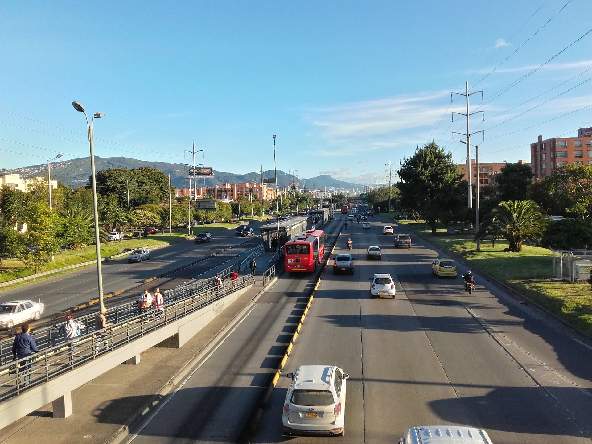 Autopista Norte in Bogot&aacute;, Colombia &mdash; traffic and a TransMilenio bus